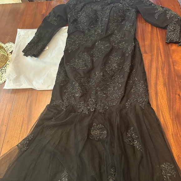 Sophisticated Black Long Sleeve Gown
New - Picture 2 of 4
